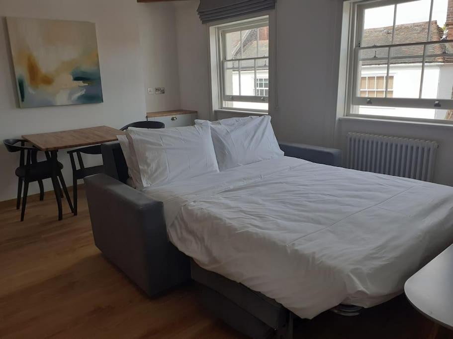 Apartment 6 At Number 8: City Centre, 1 Bedroom, Sofa Bed In Lounge Canterbury Exteriér fotografie